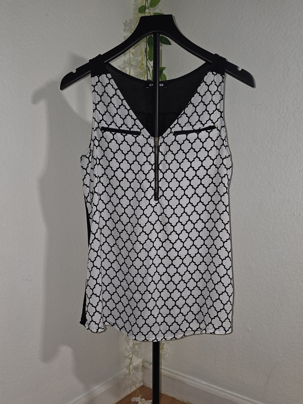 Express Black & White Geometric Zip-Front Camisole